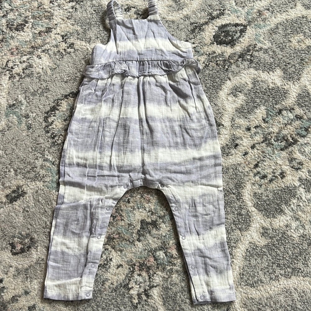Jessica Simpson Sleeveless outfit